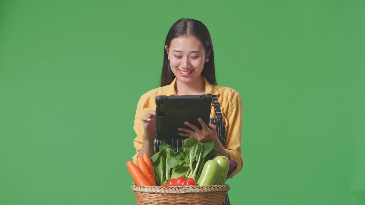 태블릿 으로 채소 를 검사 하는 여자