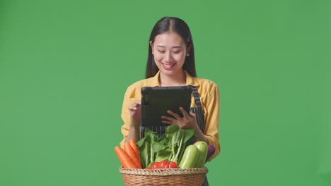 태블릿 으로 채소 를 검사 하는 여자