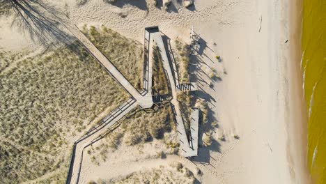 Boardwalk-in-decay-along-the-shoreline