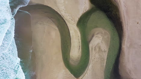 Toma-De-Cabeza-Mirando-Hacia-Abajo-De-Un-Espectáculo-De-Playa-Californiano-Que-Muestra-Los-Sorprendentes-Patrones-Naturales-Creados-Por-La-Marea