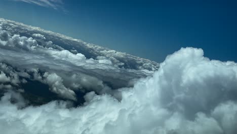 pov volando sobre algunas nubes tormentosas