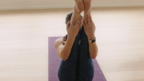 Hermosa-Mujer-De-Yoga-Ejerciendo-Un-Estilo-De-Vida-Saludable-Practicando-Una-Intensa-Pose-De-Estiramiento-Hacia-El-Oeste-Disfrutando-Del-Entrenamiento-En-El-Estudio-Sobre-Una-Colchoneta-De-Ejercicios.