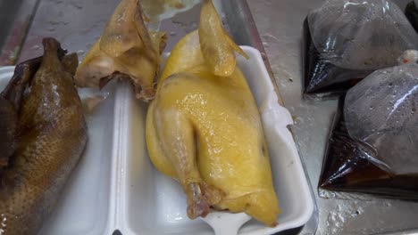 pollo cocido en el puesto de comida callejera para la venta en el mercado de alimentos asiáticos
