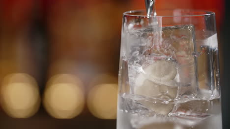 vertiendo hielo en un vaso
