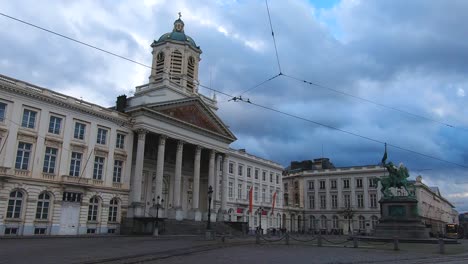 Bruselas,-Bélgica,-Grafiti,-Mural,-Metro,-átomo,-Autobús,-Estatuas-Y-Plazas-En-Cámara-Lenta