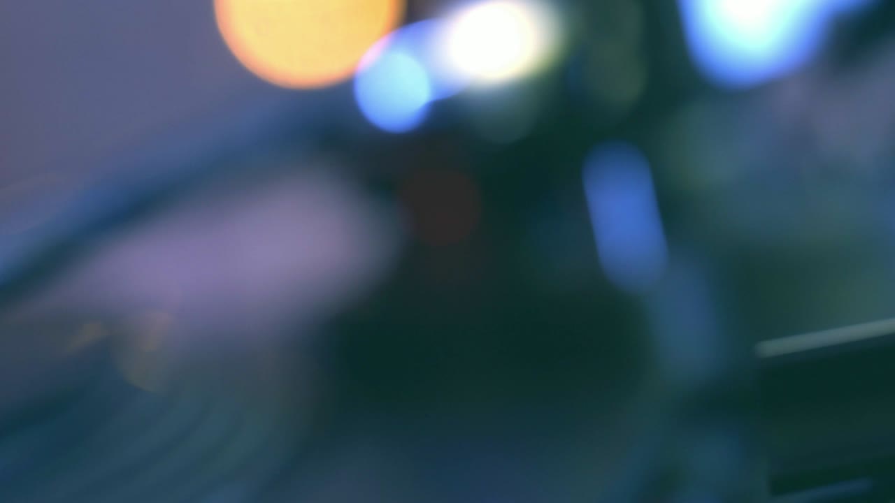 비닐 플레이어 턴테이블: 회전하는 비닐 레코드의 조각, 바늘을 클로즈업으로 가진 스타일러스, 바늘과 비닐 판을 클로스업으로 멈추는.