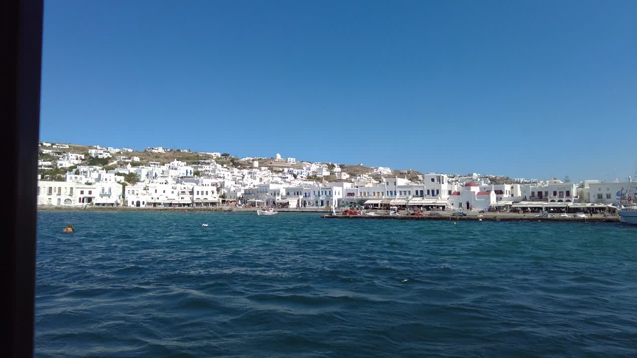 Veduta delle Isole di Mykonos in Grecia da una barca in movimento