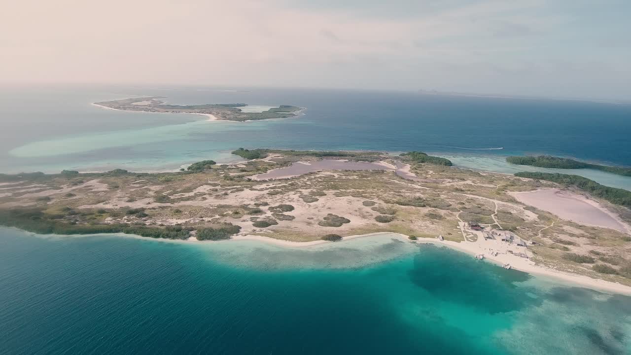 푸른 바닷물과 산호초, 로스 로케스로 둘러싸인 열대 섬의 조감도