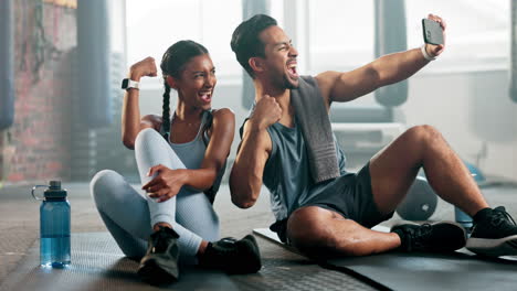 selfie, gente y gimnasio para el ejercicio de flexión