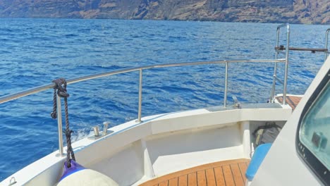 Motorboot-Bricht-Durch-Wellen,-Blick-Auf-Deck-Und-Zerklüftete-Küste-Von-Teneriffa