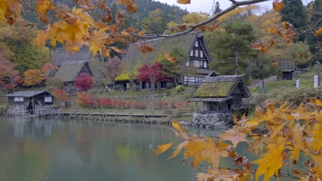 Ein-Blick-Auf-Shirakawago-Japan-Mit-Seinen-Alten-Häusern-Im-Herbst