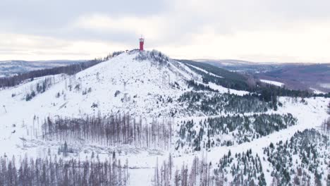 Wurmbergturm-En-La-Cima-De-Una-Montaña-Nevada-Durante-El-Invierno-En-Braunlage,-Alemania