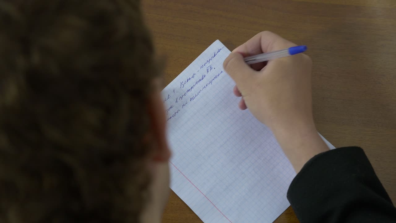 persona tomando notas