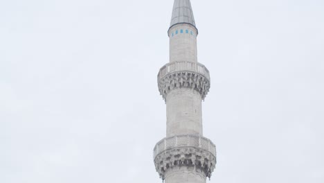 vista de bajo ángulo del minarete de la antigua mezquita contra el cielo nublado