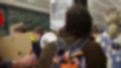 escena de protesta borrosa con megáfono