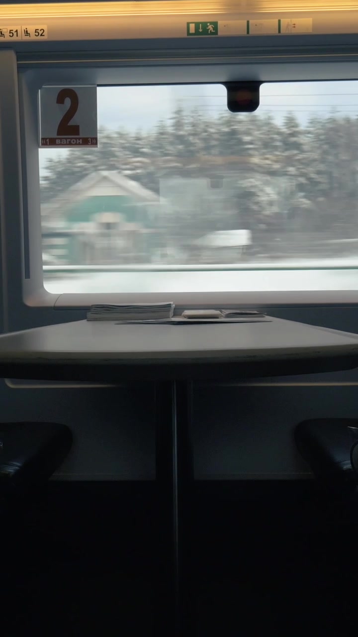 Sedili vuoti su un treno espresso in movimento