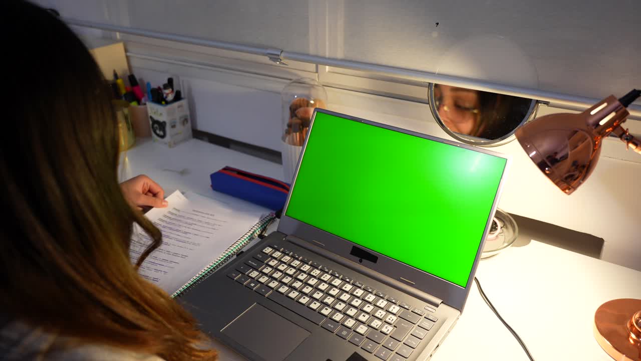 estudiante mostrando la tarea a su maestro en una clase en línea