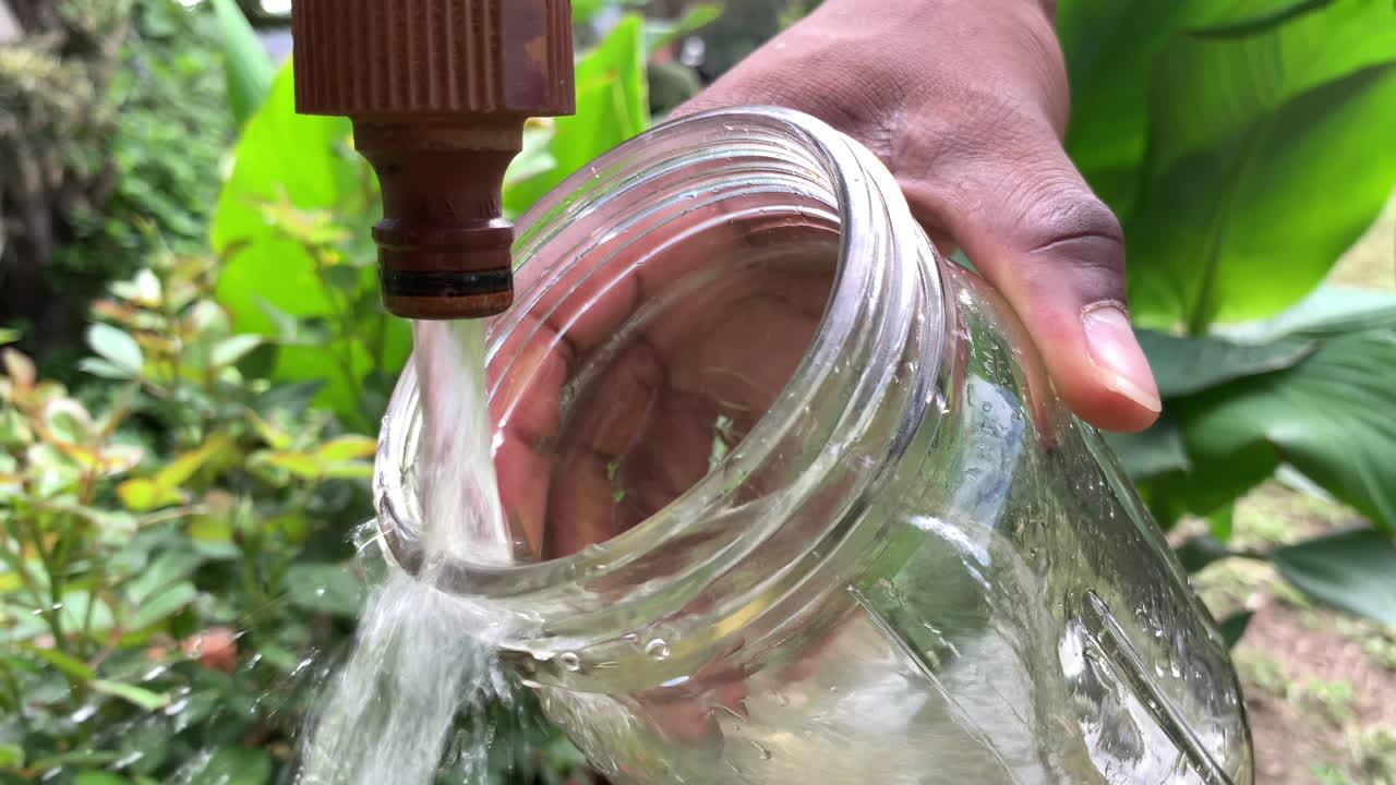llenar un frasco de vidrio con agua del grifo