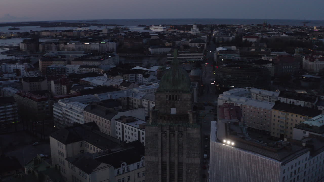 Droneoptagelse roterer omkring en høj kirkekuppel i Helsinkis centrum. Finland