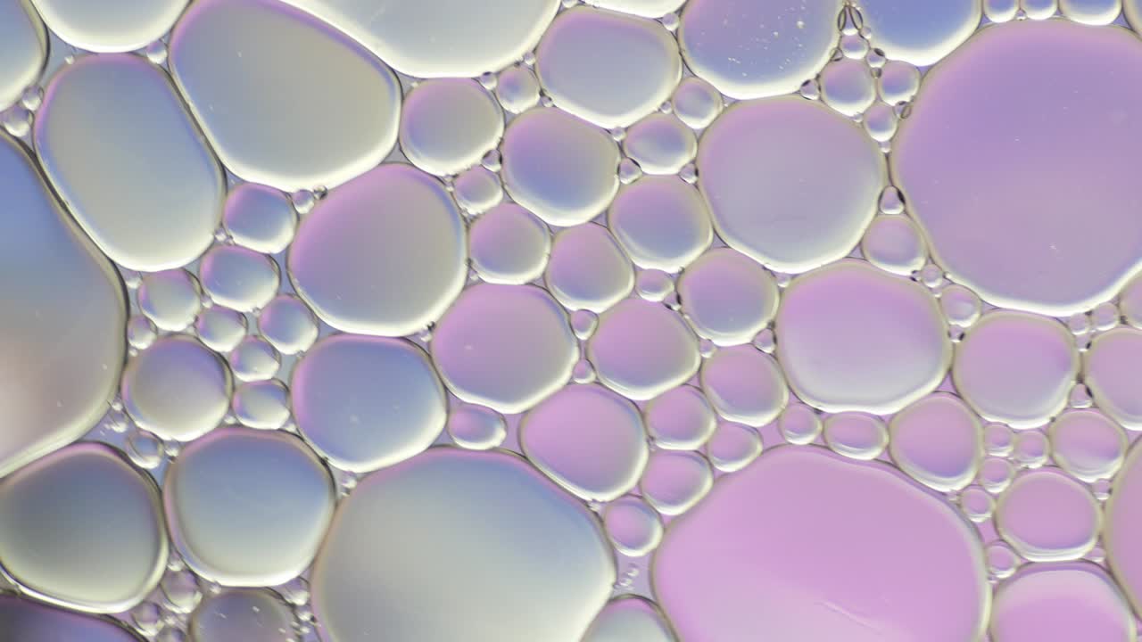 물 위에 떠다니는 기름방울의 다채로운 예술적.