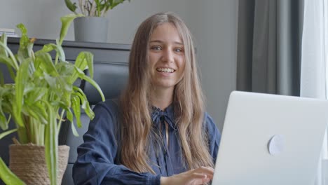 Aufgeregte,-Glückliche-Junge-Frau-Nickt-Nach-Positiven-Nachrichten,-Arbeitet-Am-Laptop,-Im-Büro