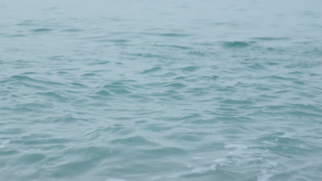 Hombre-Nadando-En-El-Mar,-Respirando-Pesadamente-Durante-Un-Día-Gris