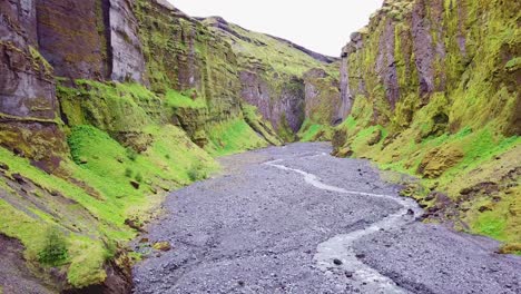 Antena-Del-Majestuoso-E-Inspirador-Cañón-De-Stakkholtsgja-Cerca-De-Thorsmork-Islandia-2