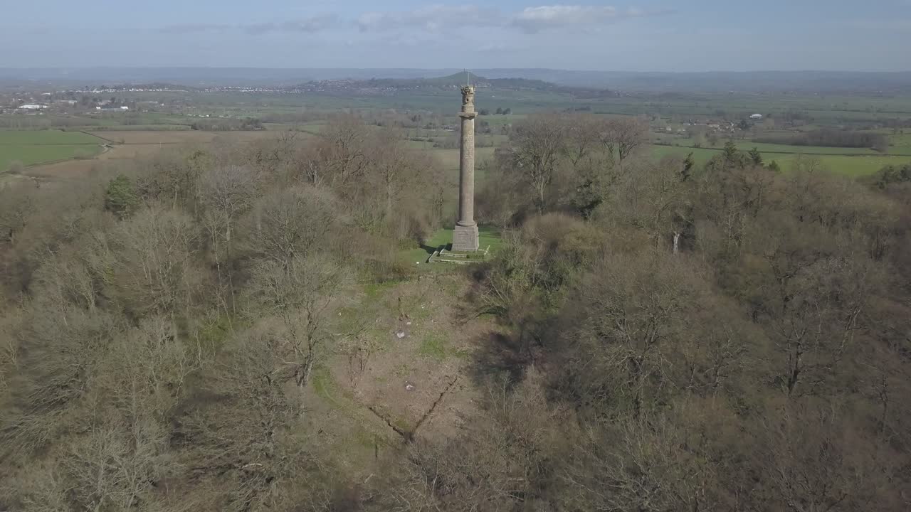 Admiral Hoods minnestorn med Glastonbury Tor i bakgrunden