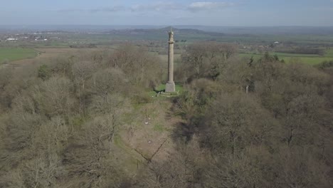 torre conmemorativa del almirante hood con glastonbry tor en segundo plano