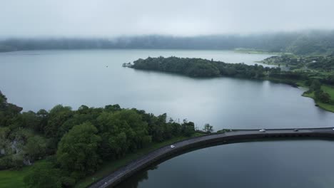 Graue,-Niedrige-Wolkenluftaufnahme-Des-Lagoa-Azul-Sees-Auf-Den-Azoren-In-Portugal