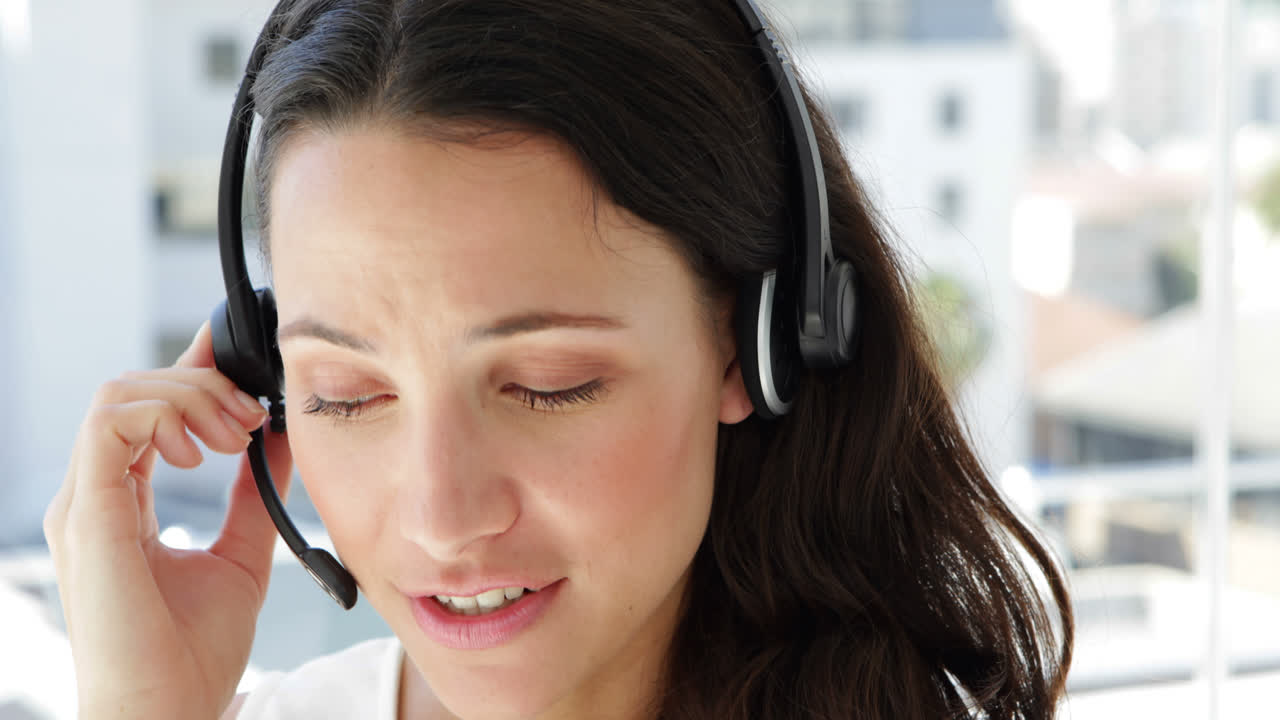 행복한 여성 에이전트 작업