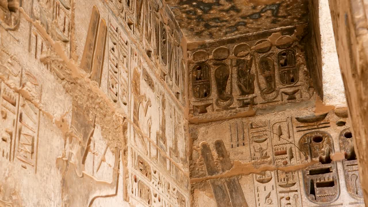 detalle de los antiguos jeroglíficos egipcios en una pared, templo habu, luxor, egipto