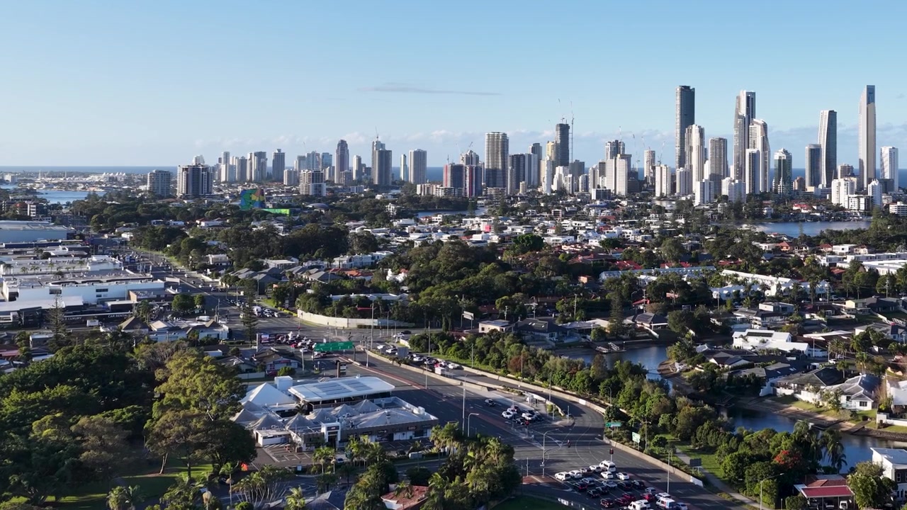 Ripresa con drone dall'alto con panoramica su un paesaggio urbano con grattacieli, canali e abitazioni residenziali sotto la luce del sole