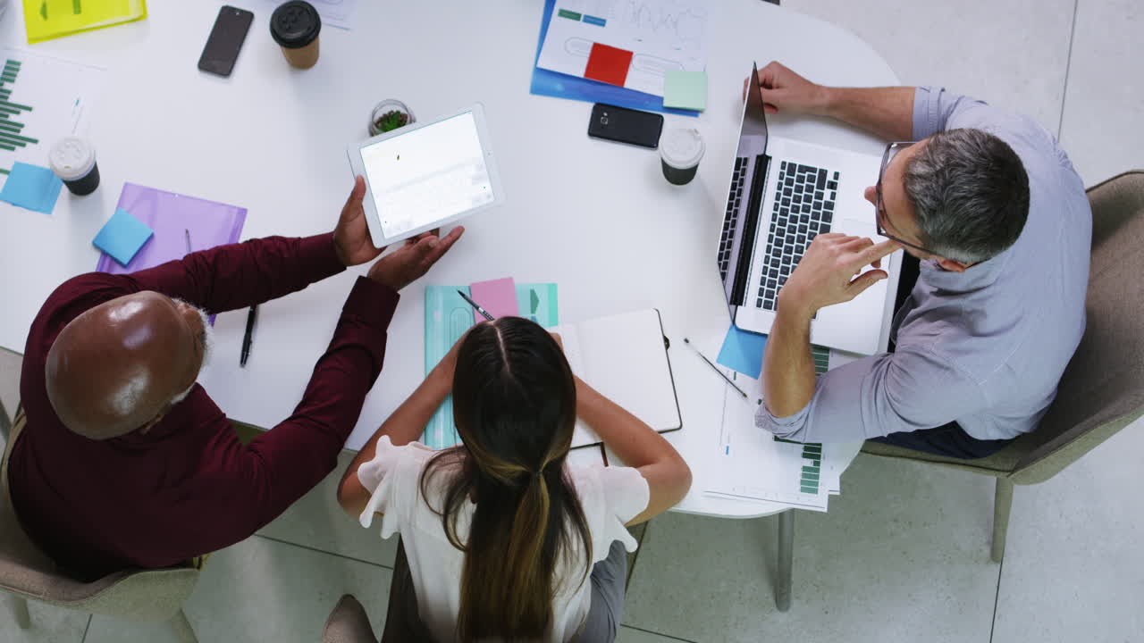 alrededor de la mesa