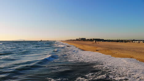 Vuele-Directamente-Sobre-La-Línea-De-Surf-Y-Las-Olas-Y-Alrededor-De-La-Hermosa-Puesta-De-Sol-Sobre-El-Océano-Pacífico-En-La-Playa-Vacía-De-Huntington,-En-El-Sur-De-California-Con-Un-Dron-Aéreo-De-4k-Dji