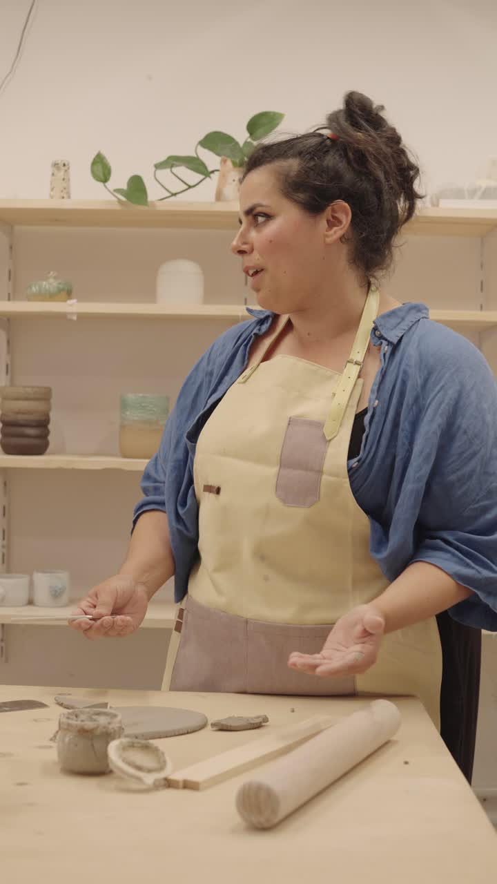 Mujer trabajando con arcilla en un estudio de cerámica