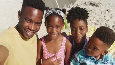 Retrato-De-Una-Familia-Afroamericana-Sonriendo-Mientras-Se-Toma-Un-Selfie-En-La-Playa