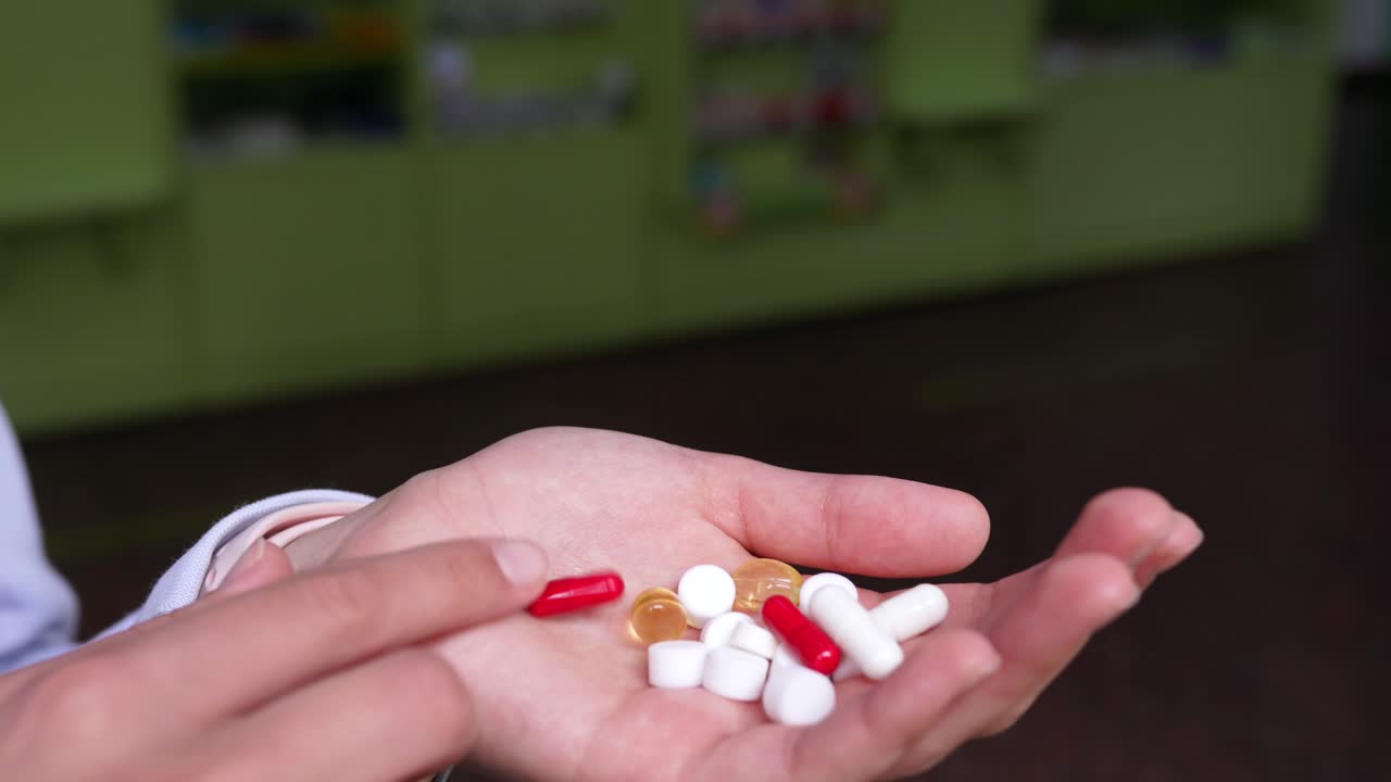 여러 가지 약을 들고 있는 손