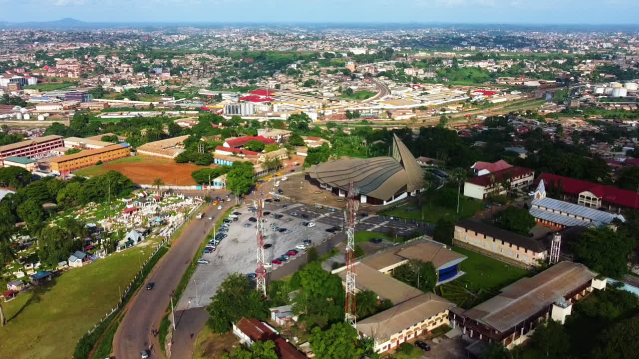 Flygvy över trafiken på gatorna framför Basilica of Mary Queen of Apostles, i soliga Yaoundé, Kamerun