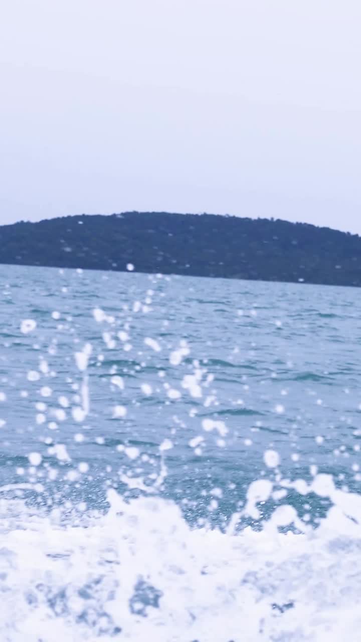 바다의 파도가 부히고