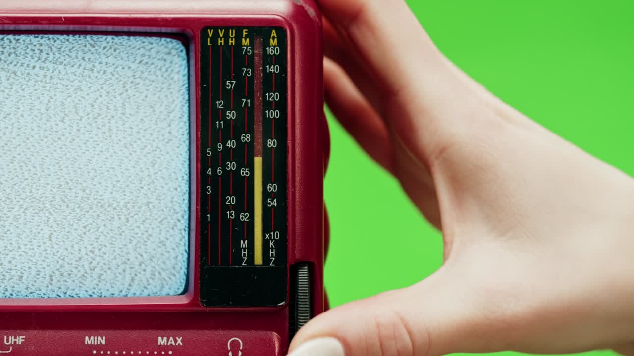 크로마 녹색 배경에 회색 간섭 스크린을 가진 작은 오래된 텔레비전. 빈티지 tv의 클로즈업, 향수, 회색 노이즈 스크린 및 고장