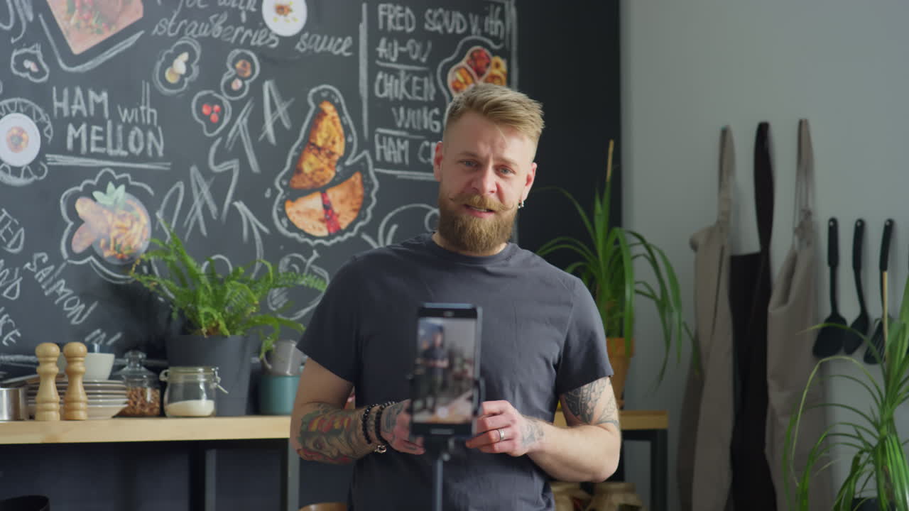 Food blogger che registra un vlog con lo smartphone