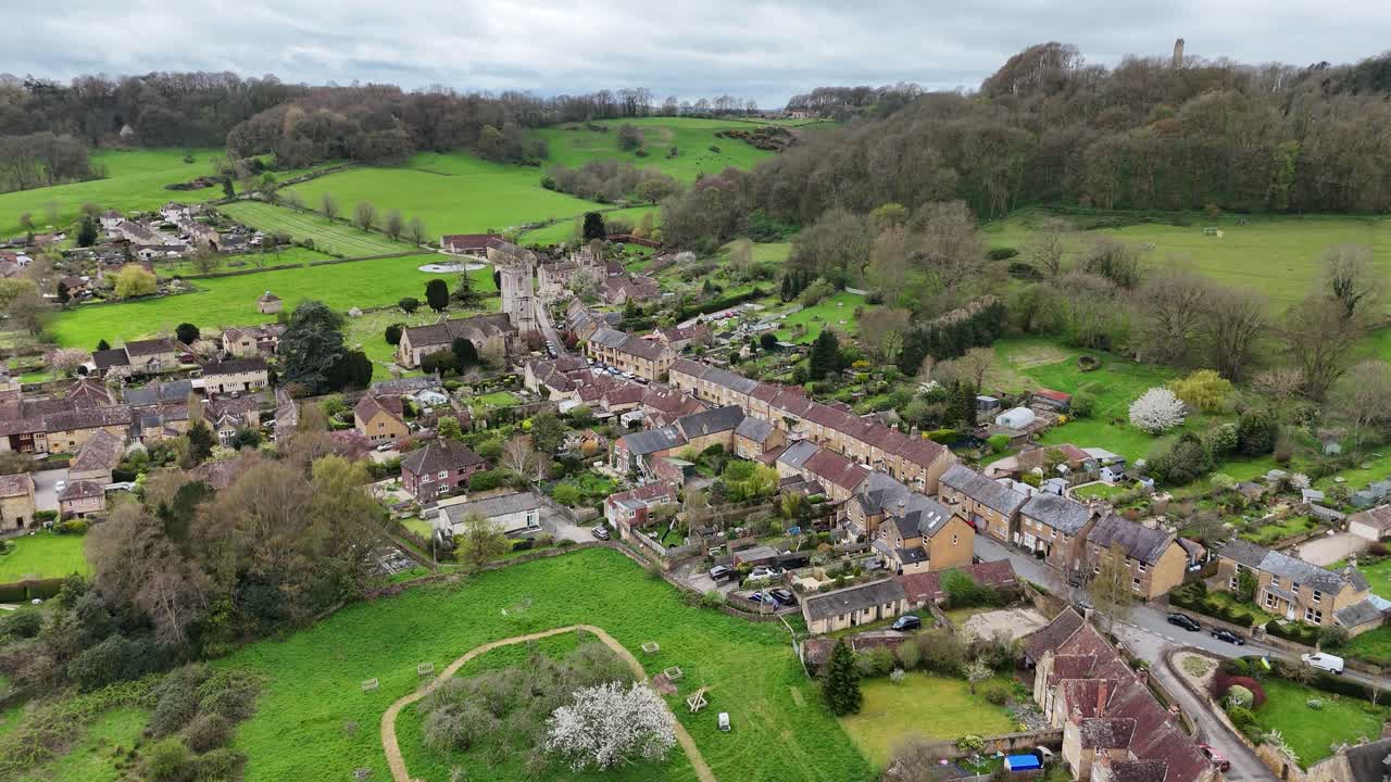 Drone luftfoto med indzoomning af den engelske landsby Montacute, Somerset, UK.