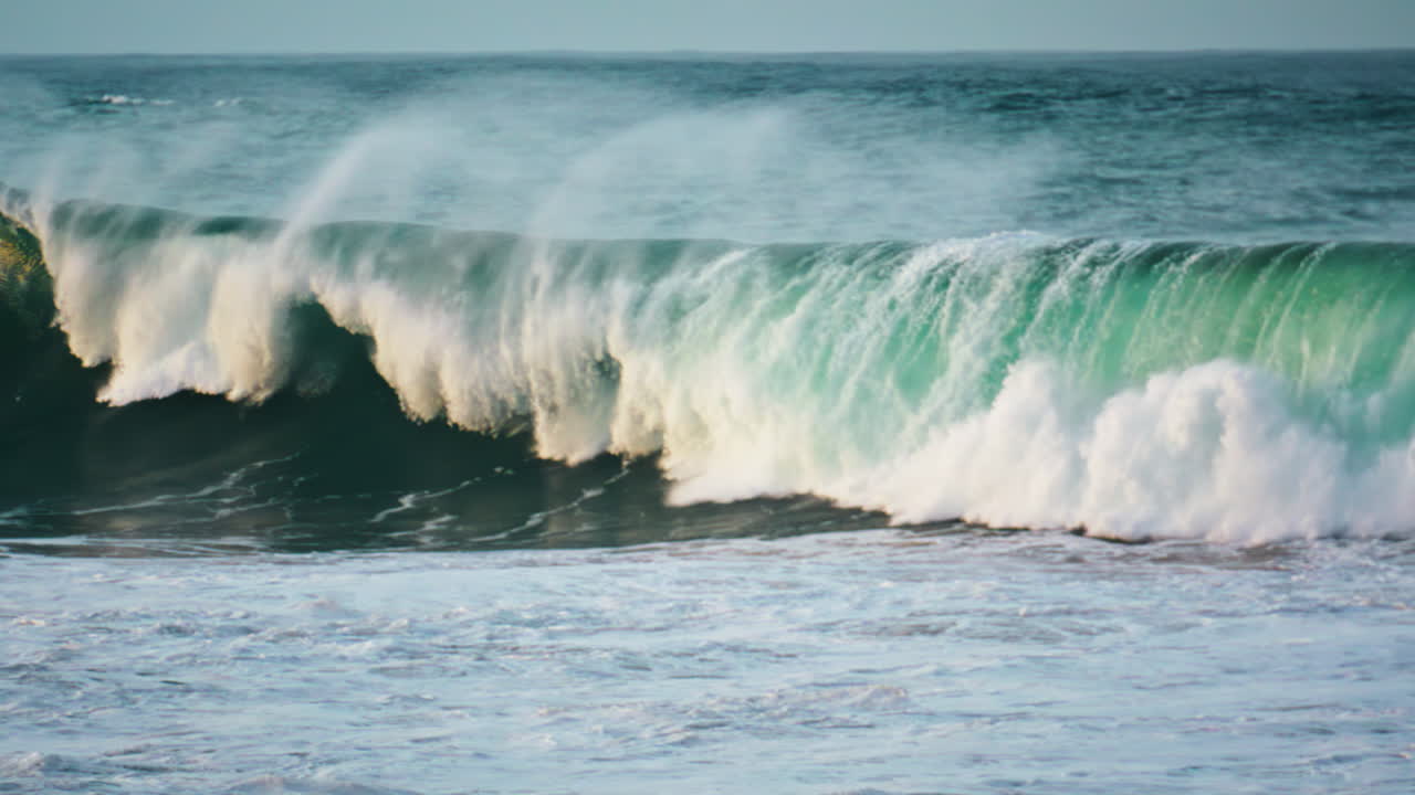 olas furiosas rompiendo la superficie del océano. agua blanca peligrosa rodando espumando en