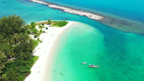 Paradiesischer-Strand-Der-Tropischen-Insel-Mit-Weißem-Sand,-Der-Von-Kristallklarem-Smaragdwasser-Der-Türkisfarbenen-Lagune-Mit-Schwimmenden-Booten-Gewaschen-Wird,-Thailand