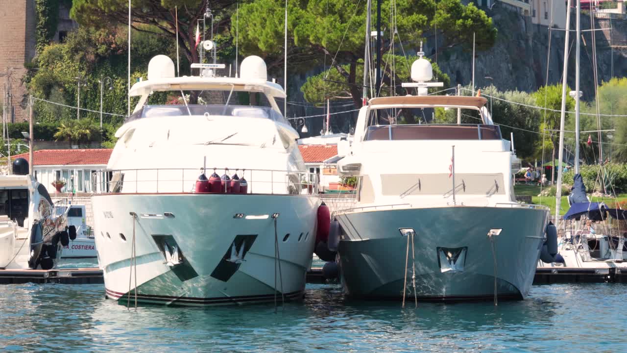 Due yacht attraccati fianco a fianco