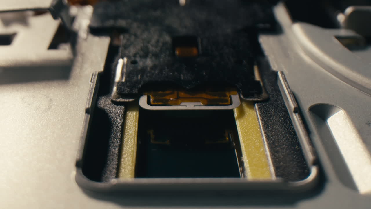 Nærbillede af diskettedrev. Brug af diskette til gammel pc-computermakro. Arkivprogram eller musikoptager, der afspiller retrocomputerspil. Vintageenhed til kontoret, forældet teknologi. 4K-kvalitetsoptagelser.