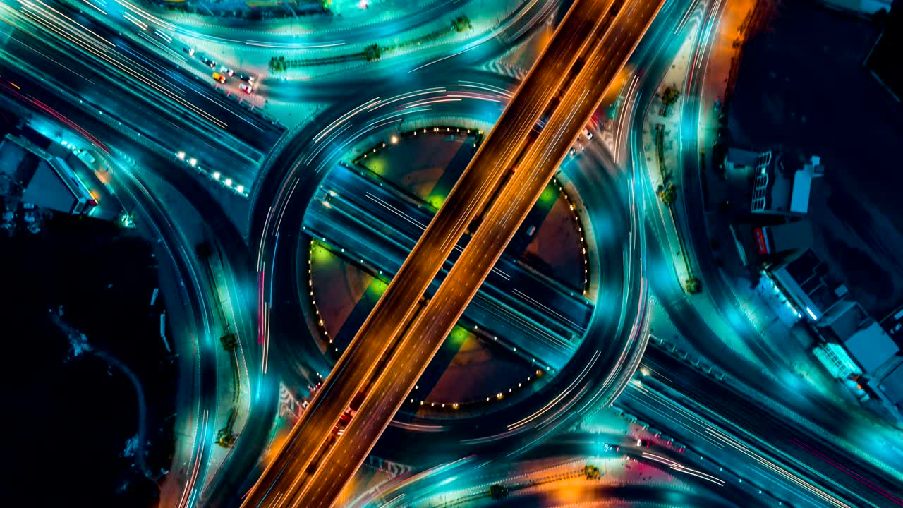 4k. vista superior de la autopista de lapso de tiempo, tráfico vial una infraestructura importante en tailandia