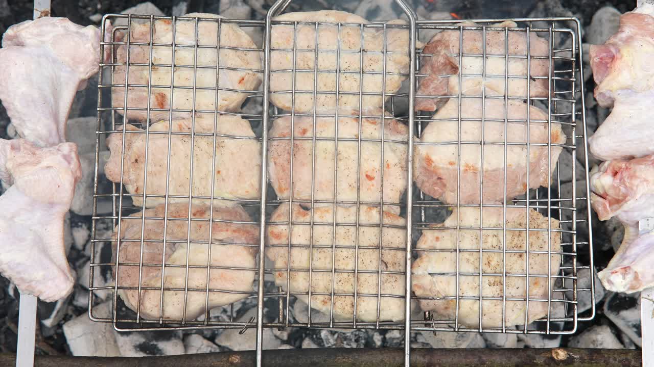 나무 석탄 그릴에 고기 고기와  날개