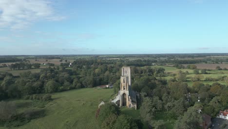 Altes-Gebäude-Der-Wymondham-Abbey-Mit-Naturhintergrund-In-Norfolk,-England